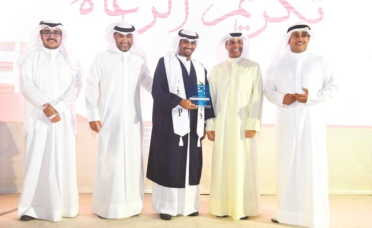 عبدالهادي الهاجري يتسلم تكريمه﻿
