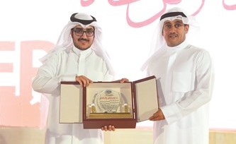 درع تكريمية إلى طلال جاسم الخرافي﻿