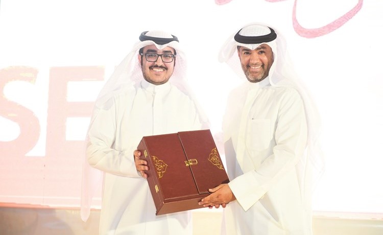 درع تكريمية للنائب عمر الطبطبائي﻿