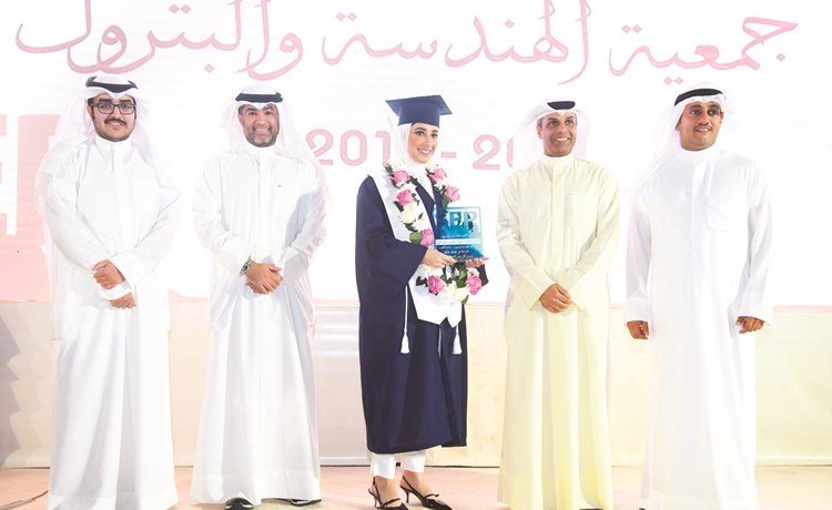 د.خالد الفاضل وعمر الطبطبائي وطلال جاسم الخرافي خلال تكريم الخريجة ألطاف بوعركي﻿