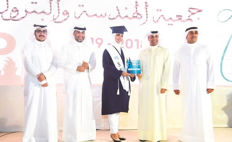 عالية الجسار تتسلم تكريمها﻿