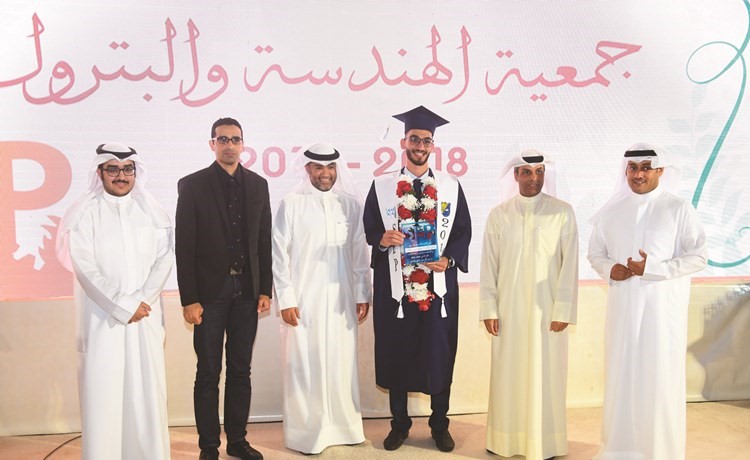 الخريج جورج المالك يتسلم تكريمه﻿