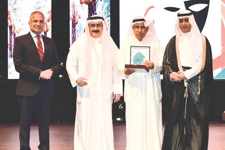 الأمين العام للمجلس بالإنابة كامل العبدالجليل ود.بدر الدويش ونائب السفير العراقي محمد رضا يكرمون منتج العمل عودة الضاحي ﻿