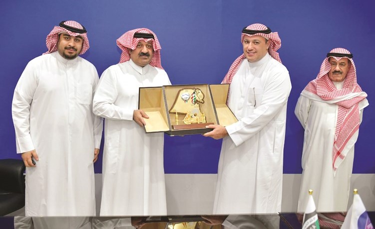 الشيخ احمد اليوسف يقدم درعا تذكارية لطلال آل الشيخ﻿