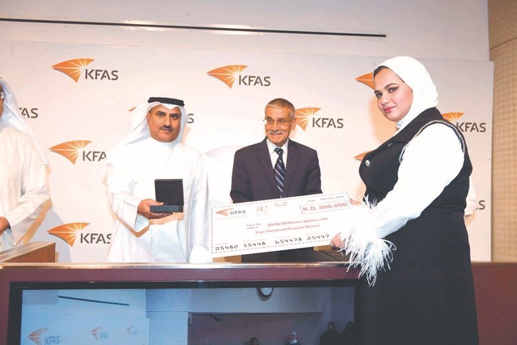 الحربي وشهاب الدين وتكريم لطالبة متفوقة ﻿