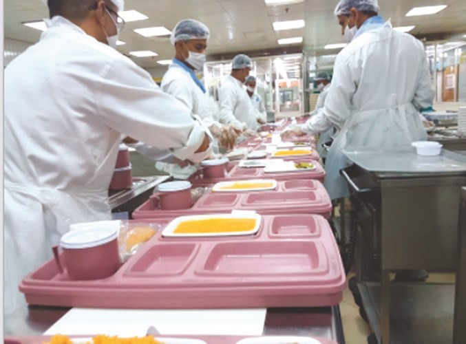 إعداد الوجبات للنزلاء﻿