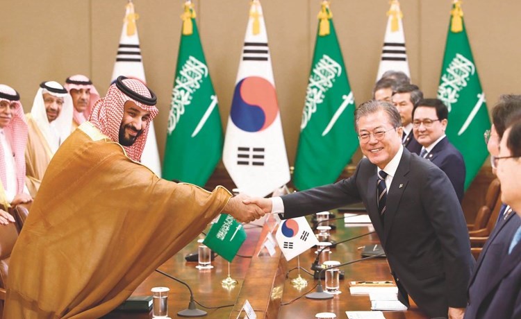 ولي العهد السعودي الأمير محمد بن سلمان ورئيس كوريا الجنوبية مون جاي يتصافحان خلال المحادثات الرسمية	(رويترز)﻿