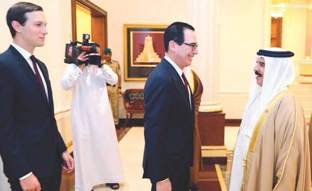 صورة نشرتها وكالة الأنباء البحرينية (بنا) تظهر استقبال عاهل البحرين الملك حمد بن عيسى لجاريد كوشنر مستشار الرئيس الأميركي ووزير الخزانة الأميركي ستيفن منشن على هامش ورشة المنامة (أ. ف. پ)