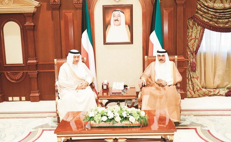 سمو ولي العهد الشيخ نواف الأحمد مستقبلا سمو الشيخ جابر المبارك﻿