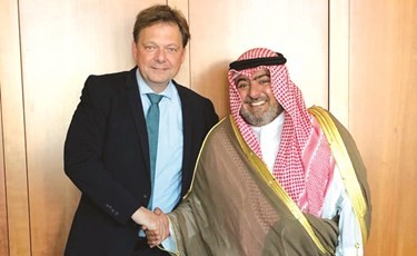 الشيخ ثامر العلي مصافحا فيليب ايكرمان ﻿