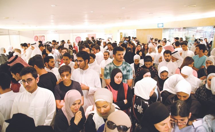 إقبال كبير من الطلبة على الاستفادة من المعرض المصاحب﻿