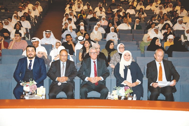 فاطمة السنان والسفير مايكل دافنبورت في مقدمة الحضور خلال اليوم الثاني من اللقاء التنويري	 (زين علام)﻿