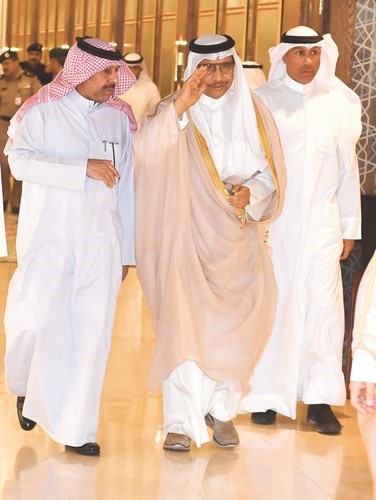 سمو رئيس مجلس الوزراء الشيخ جابر المبارك أثناء خروجه من المجلس وبصحبته حمد الهرشاني(هاني الشمري)﻿
