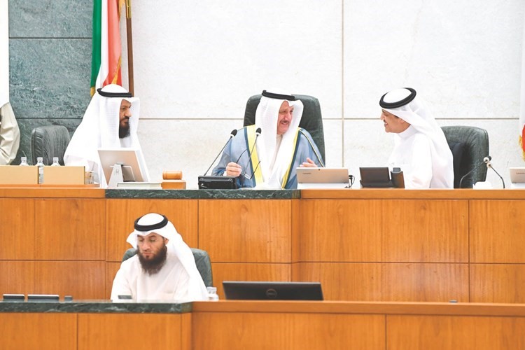 عيسى الكندري على المنصة متوسطا خالد العتيبي ومحمد هايف﻿