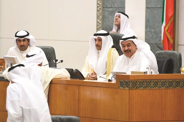 الغانم متوسطا خلف دميثير وفراج العربيد	(هاني الشمري)﻿