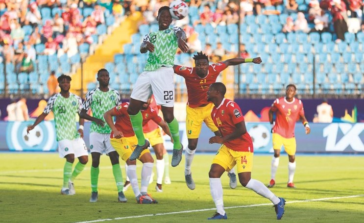 نسور نيجيريا تنقضّ على غينيا وتطير لدور الـ16