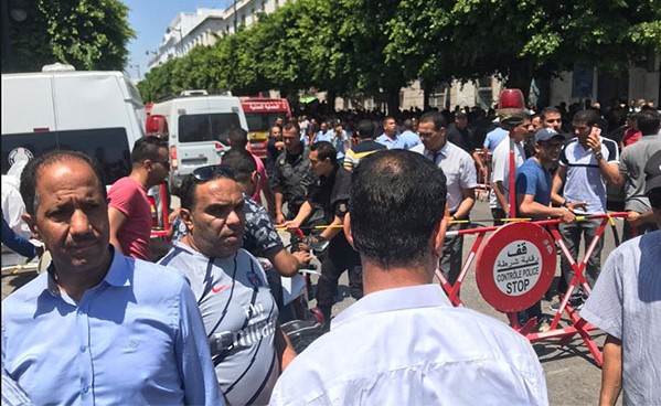 بالفيديو والصور..قتلى وجرحى في تفجيرين انتحاريين استهدفا العاصمة التونسية