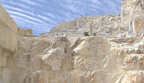 من إيطاليا إلى العالم.. جبل حجري بمليار دولار