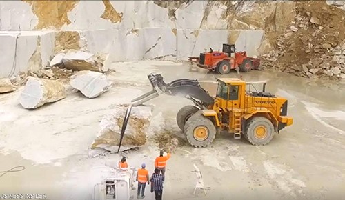 من إيطاليا إلى العالم.. جبل حجري بمليار دولار