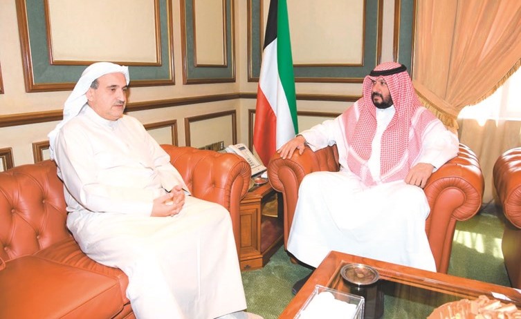 الشيخ طلال الخالد خلال استقباله م.فيصل الجمعة ﻿