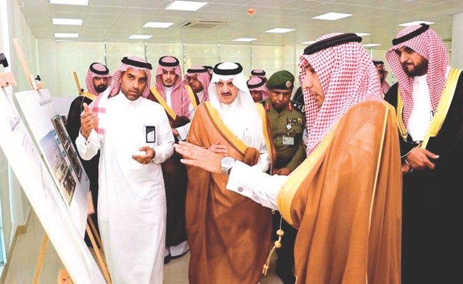 صاحب السمو الملكي الأمير سعود بن نايف خلال جولة بمرافق المنفذ﻿