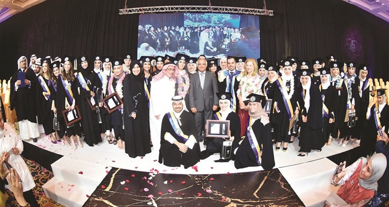 د. عادل الخضر في صورة جماعية مع خريجي كلية الطب خلال الاحتفال﻿