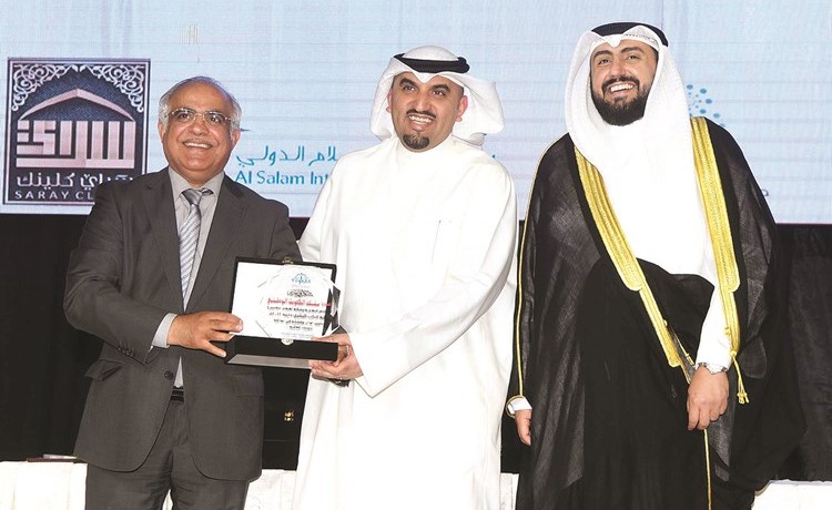 الشيخ د.باسل الصباح ود.عادل الخضر يكرمان مدير مجموعة الخدمات المصرفية في البنك الوطني محمد العثمان﻿