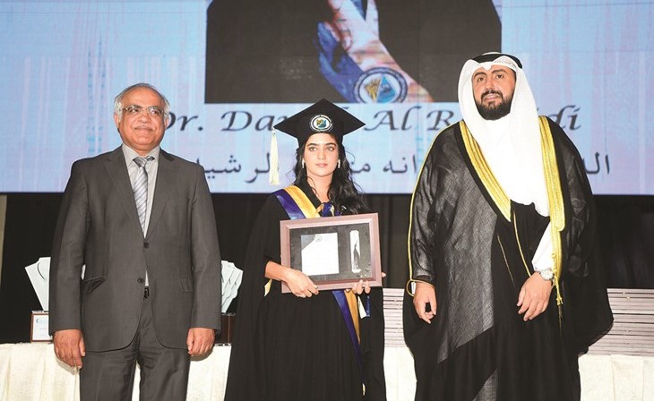 الشيخ د.باسل الصباح ود.عادل الخضر يكرمان إحدى الخريجات﻿