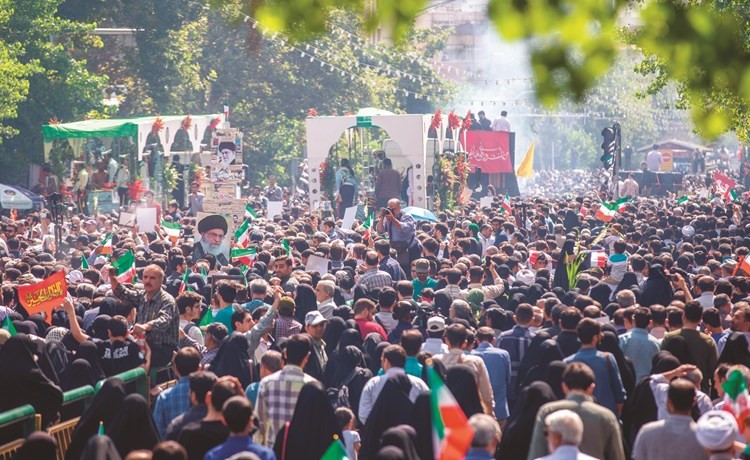 إيرانيون يشارك في تشييع رفات 150 ايرانيا قتلوا في الحرب مع العراق	(رويترز)﻿