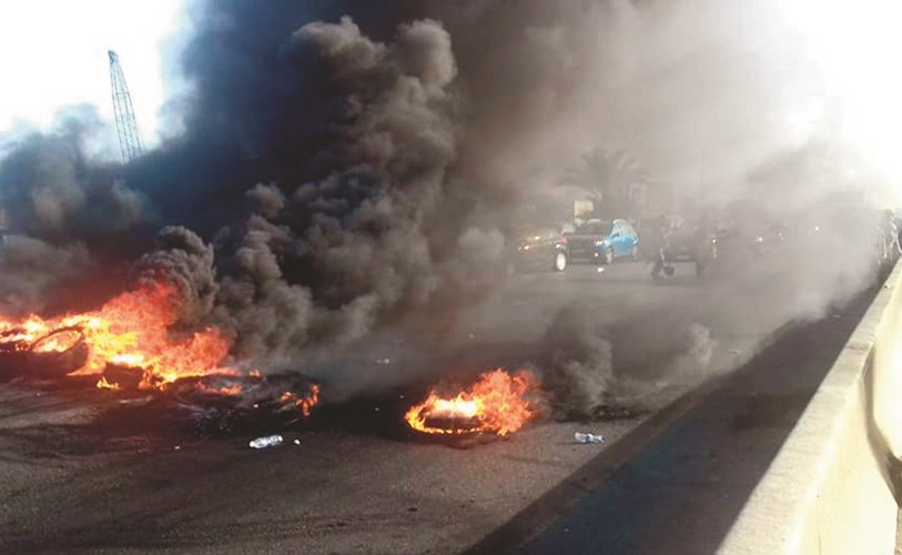 مداخل بيروت خلال اقفالها بالاطارات المشتعلة من قبل العسكريين المتقاعدين أمس	 (محمود الطويل)﻿
