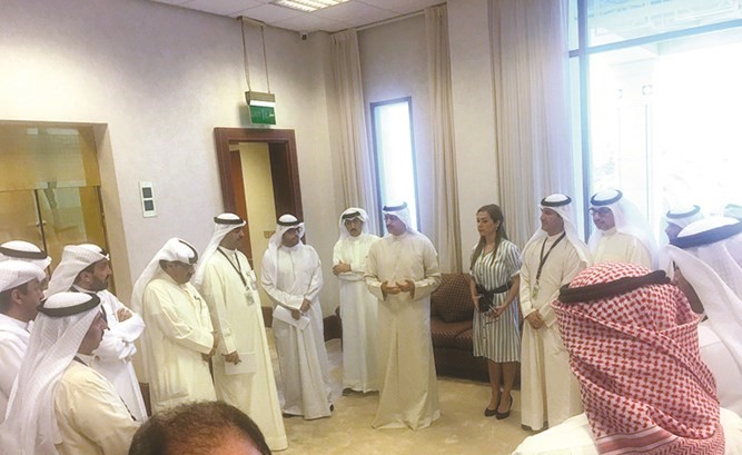طارق المزرم مع المشاركين في اللقاء التنويري الذي عقده مركز التواصل الحكومي مع ممثلي الصحافة المحلية ﻿
