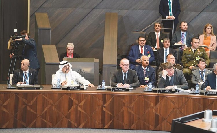 الشيخ ناصر صباح الأحمد خلال مشاركته في اجتماع وزراء الدفاع للدول الأعضاء في التحالف الدولي لمحاربة تنظيم داعش ﻿