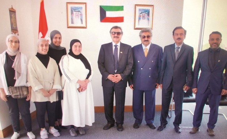 خالد الجارالله مع عدد من الطلبة الدارسين في جامعات أيرلندية بحضور د.عبدالرحمن العثمان ﻿