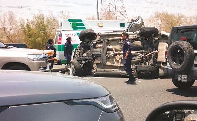 رجال الأمن والطوارئ الطبية خلال تعاملهم مع الحادث﻿