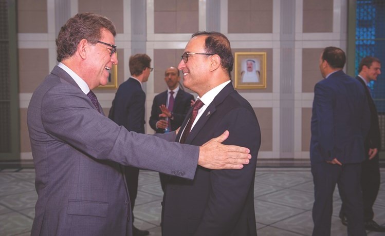 العتيبي مع مندوب بيرو السفير غوستافو ميزا كوادرو﻿