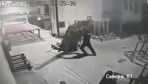 بالفيديو.. نهاية كارثية لعامل حاول جر حمولة ثقيلة