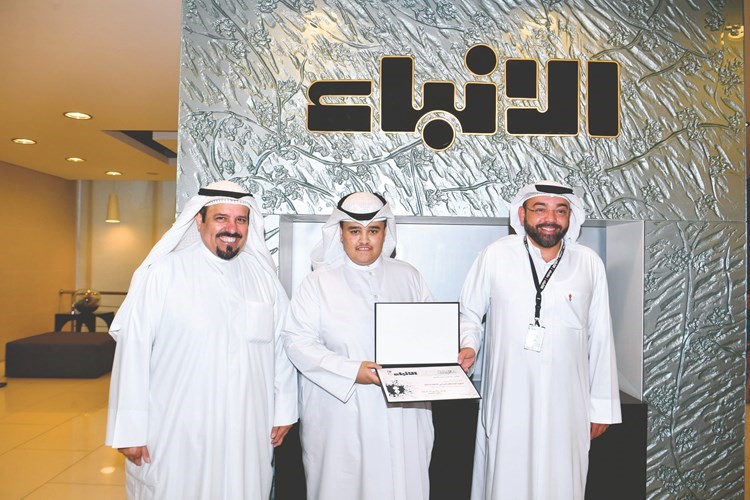 الزميل يوسف خالد المرزوق مكرما عبدالعزيز بداح العنزي﻿