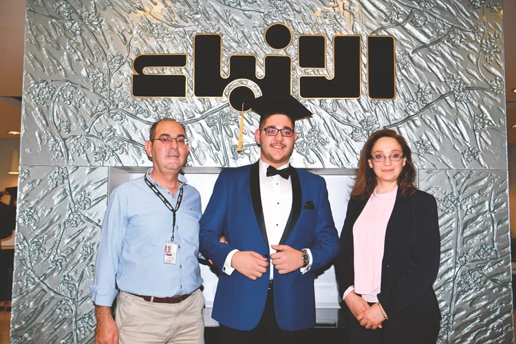 جوني ميخائيل الحواط متوسطا والديه﻿