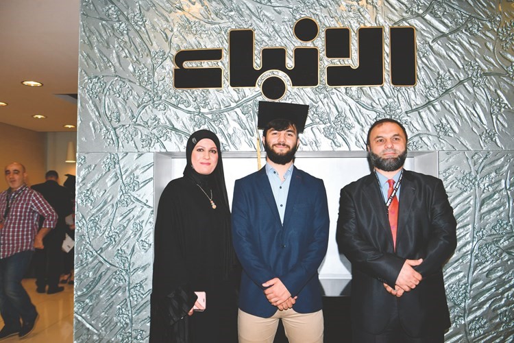 عمر يوسف جبارة ولقطة مع والديه﻿