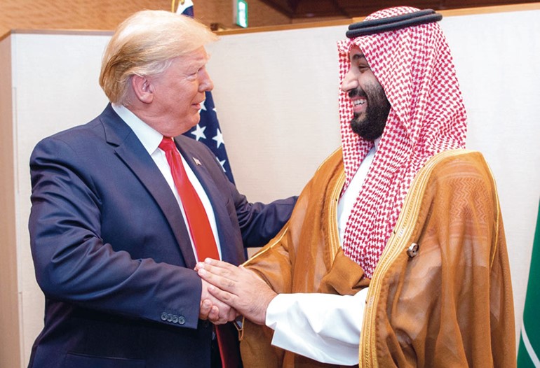 ولي العهد السعودي صاحب السمو الملكي الأمير محمد بن سلمان مصافحا الرئيس الأميركي دونالد ترامب في  قمة مجموعة العشرين                (أ.ف.پ)