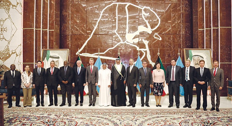 الشيخ صباح الخالد مع ممثلي الدول الأعضاء في مجلس الأمن الدولي خلال زيارتهم للكويت