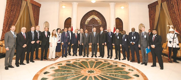 الرئيس العراقي برهم صالح خلال استقباله وفد مجلس الأمن الدولي خلال زيارتهم لبغداد برئاسة السفير منصور العتيبي﻿