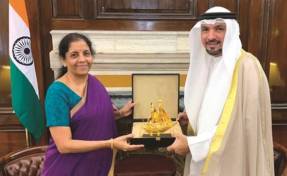 السفير جاسم الناجم يقدم درعا تكريمية الى وزيرة المالية الهندية ﻿