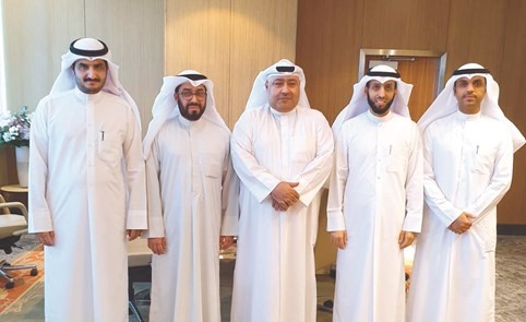 أسامة السلطان متوسطا مطيع العجمي ووفد جمعية المعلمين﻿