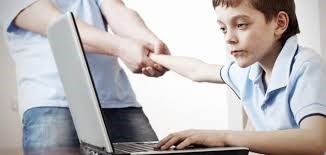 الانترنت يهدد حياة الإنسان ويتسبب في كوارث مجتمعية