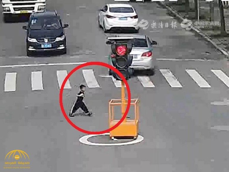 بالفيديو.. قصة مؤثرة ورحلة خطيرة لطفل صيني حمل إناء لبن لمسافة 3 كيلومترات!