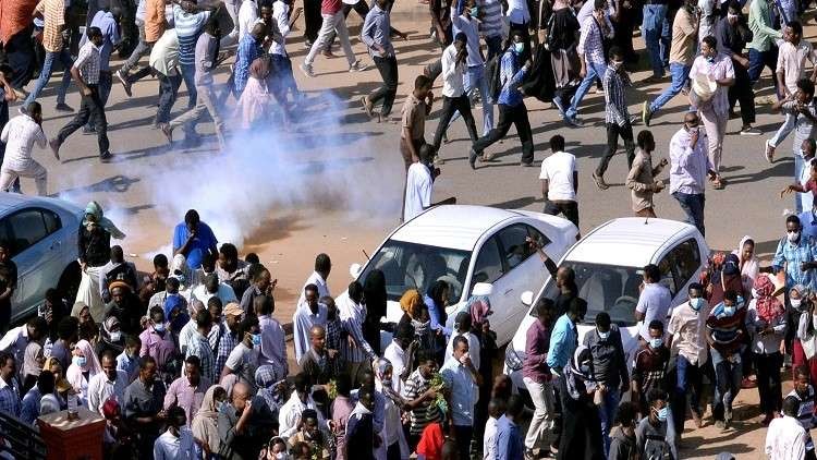 الشرطة السودانية تطلق الغاز المسيّل للدموع لتفريق متظاهرين في الخرطوم