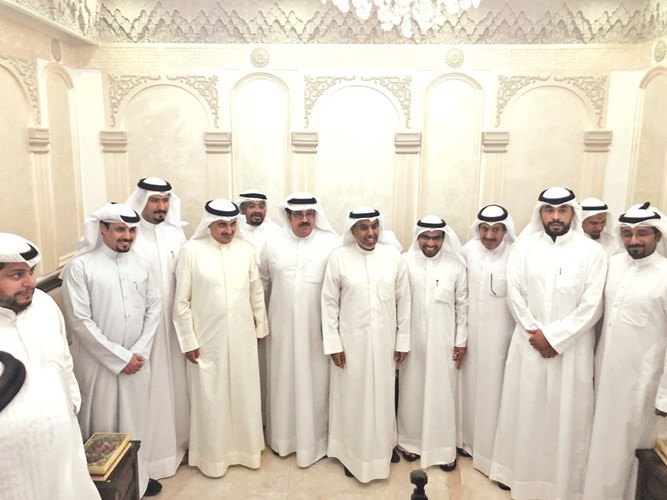فهد الشعلة وم.أحمد المنفوحي مع أهالي المدينة خلال الزيارة ﻿