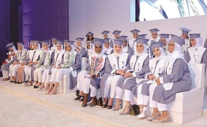 الطالبات المتفوقات خلال حفل التكريم﻿