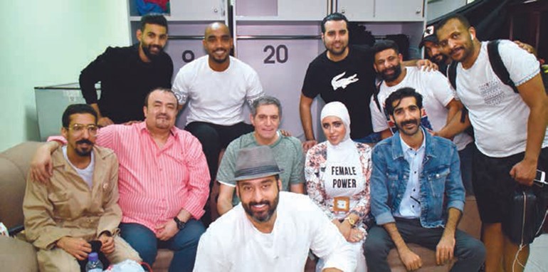 الزميل ياسر العيلة مع فريق عمل مسرحية «الثلاجة» (محمد هنداوي)